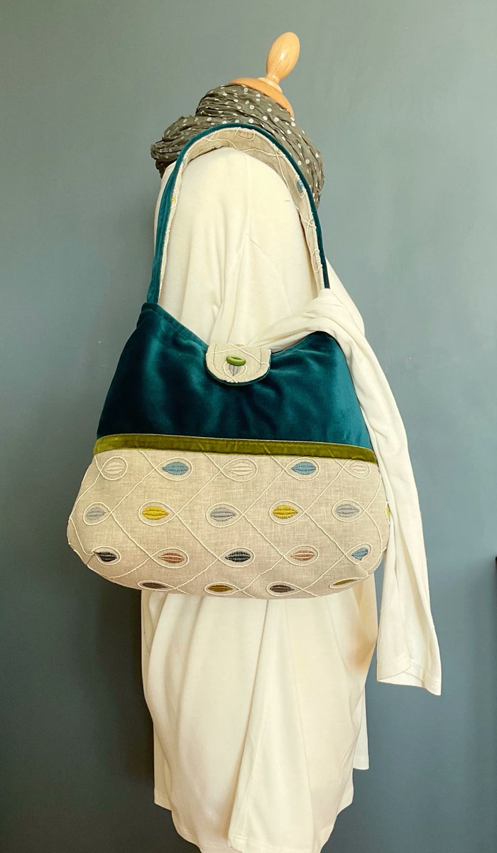 A fabulous beauty of a Girly Bag. Start 2023 as you mean to go on, with much gorgeousness.

#UKGiftHour #MHHSBD #shopindie

buff.l…