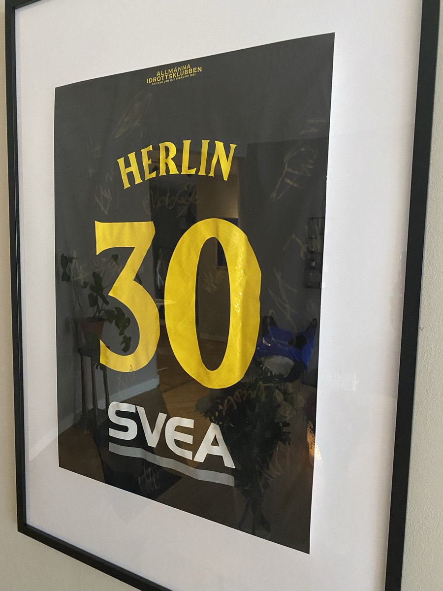 beatriz_herlin's tweet photo. Fick en väldigt fin 30års present av min kille 🖤💛 Grattis till mig som fyller vuxen! https://t.co/TLOJCFSElD