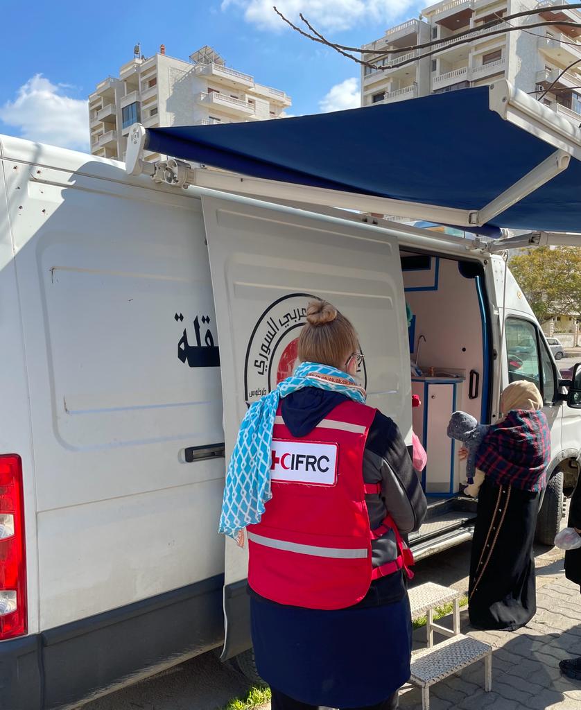 Brinch_IFRC's tweet photo. Hundreds of displaced people are staying at the emergency shelter set up in Latakia Stadium. @ifrc assessment team visited the stadium and @SYRedCRescent mobile health units outside it to see how we can best support them. Needless to say, the needs are massive. https://t.co/kelndSOdz2
