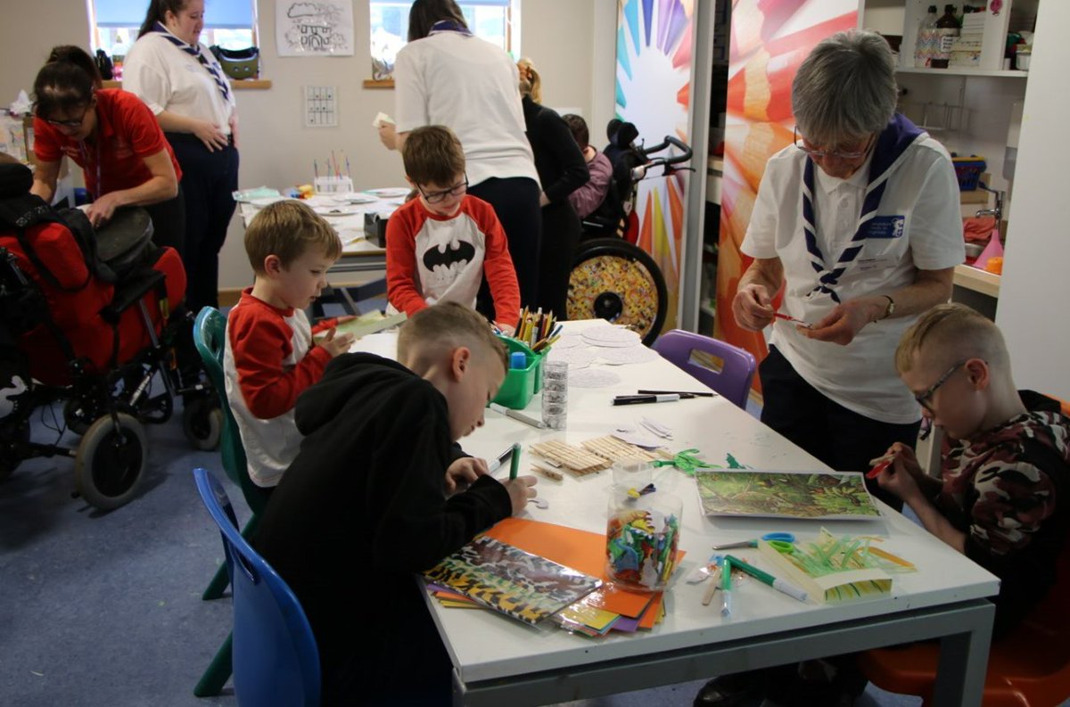 How fantastic it's been to have a busy hospice this half term, full of visitors with lots of wonderful family memories being made ❤️ We were delighted to have Hampshire Scouts in Hospitals back, creating animal-themed arts & crafts with the children 🐟🐙🐍 @HampshireScouts