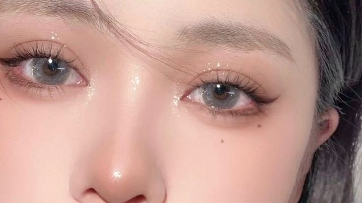 今日はフルメイクレッスンをするサロンで勉強してきた💄💕
今の韓国メイクのトレンドは黒マスカラ👁️
少し前までカラーマスカラが流行ってたけど今韓国のメイクさんはアイライナー目尻だけ、睫毛バチっと上げて束感出して、黒マスカラだけで縦の大きさ作ってる人が多いらしい👍
#美容垢さんと繋がりたい