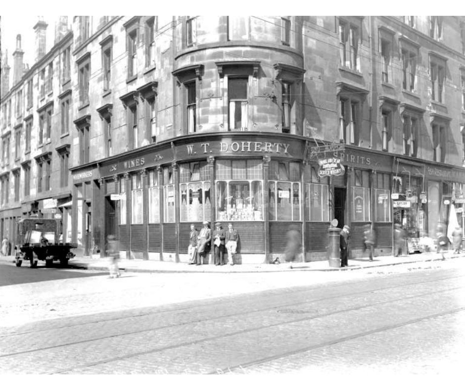 Docherty’s bar 183 Garscube Road, one of the many pubs frequented in Cowcaddens.  This picture, taken in 1933, depicts the gentleman outside the bar smoking, reading a paper, maybe waiting on the later edition of the newspaper to be delivered? c6063 glasgowlife.org.uk/libraries/loca…
