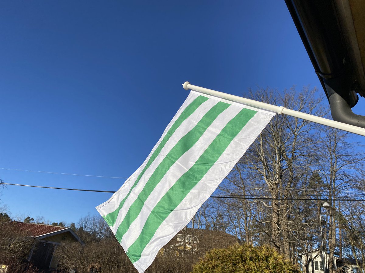 Säsongspremiär. Också för en ny flagga. Sjukt pepp på tävlingsmatch. #undergrönvitflagg #bajen