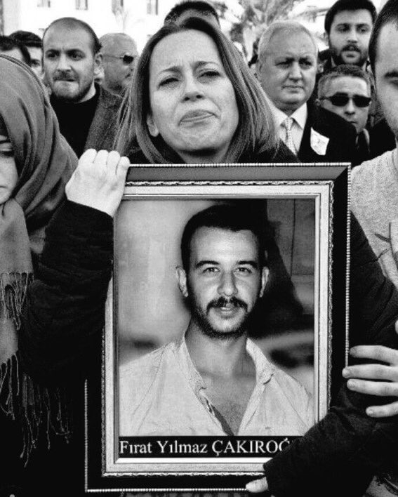 “Sızlasa da gönüller düşenlerin yasından,
Koşar adım gitmeli onların arkasından.”

Şehadetinin 8. yıl dönümünde Şehit #FıratYılmazÇakıroğlu na saygı ile..