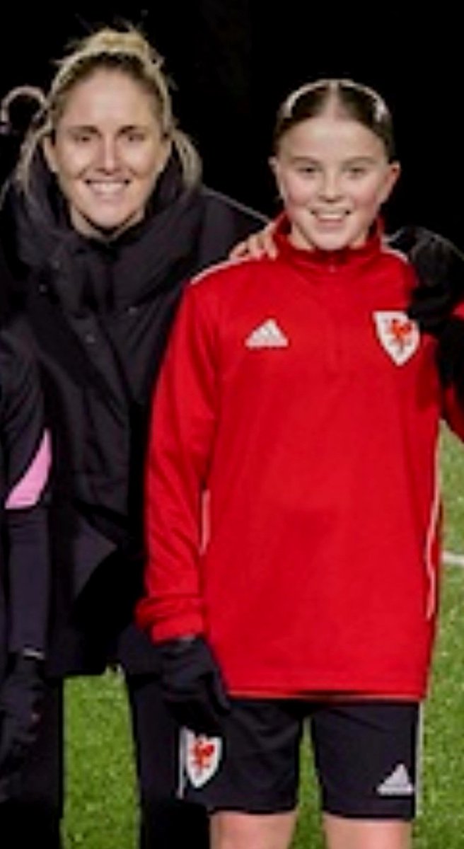 A throw back when we had the pleasure of meeting <a href="/GemmaEvans19/">Gemma Evans</a> on holiday, congratulations on your 50th cap you are still inspiring our Jas ⚽️⚽️🏴󠁧󠁢󠁷󠁬󠁳󠁿🏴󠁧󠁢󠁷󠁬󠁳󠁿