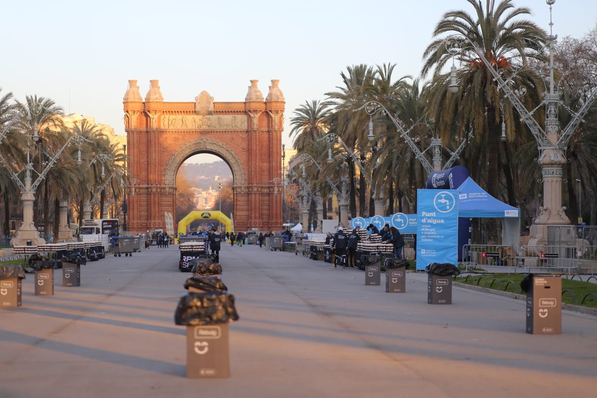aiguesbcnclient's tweet photo. ⏱️Els carrers de la ciutat de #Barcelona s’omplen d’atletes, d’esportivitat i de salut gràcies a la @mitjabarcelona.
📸Un escenari magnífic per mostrar les meravelles de la nostra ciutat.
👏Enhorabona a tots i totes les participants!
#TimeToBeTheFirst https://t.co/7ZeyWYeujt