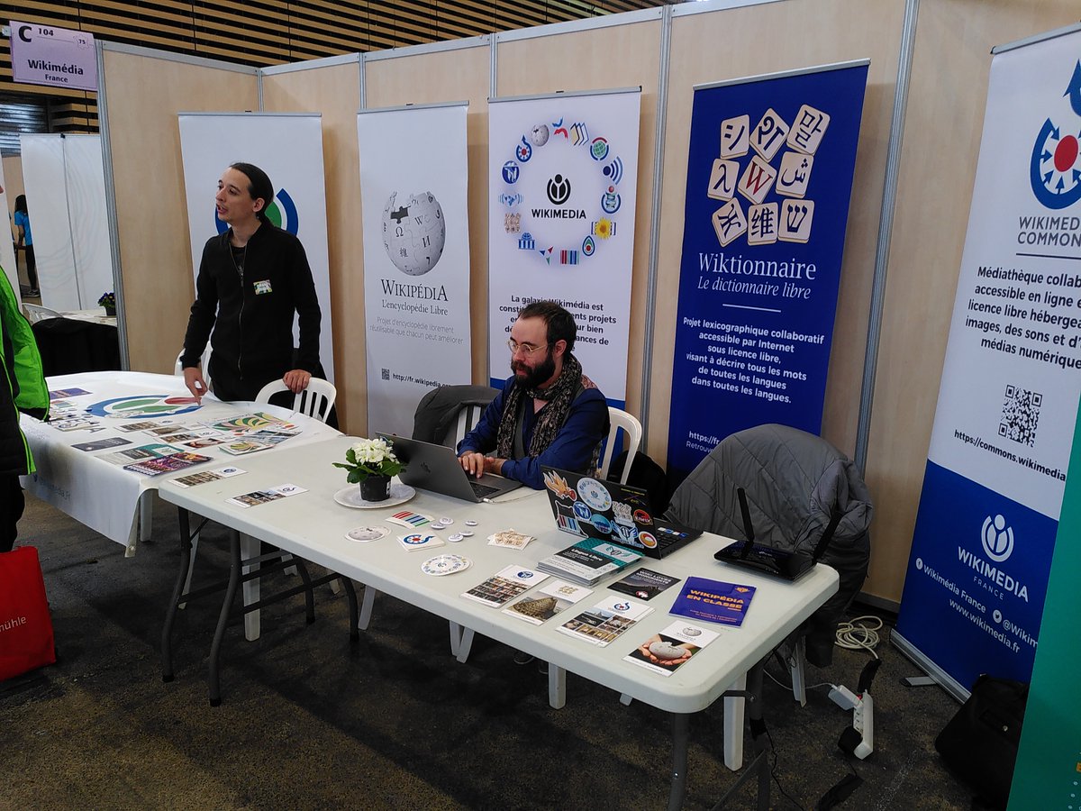 LyonWiki's tweet photo. Troisième et dernier jour au @salonprimevere ! Venez nous rencontrer ! :D https://t.co/7jfcQddVSr
