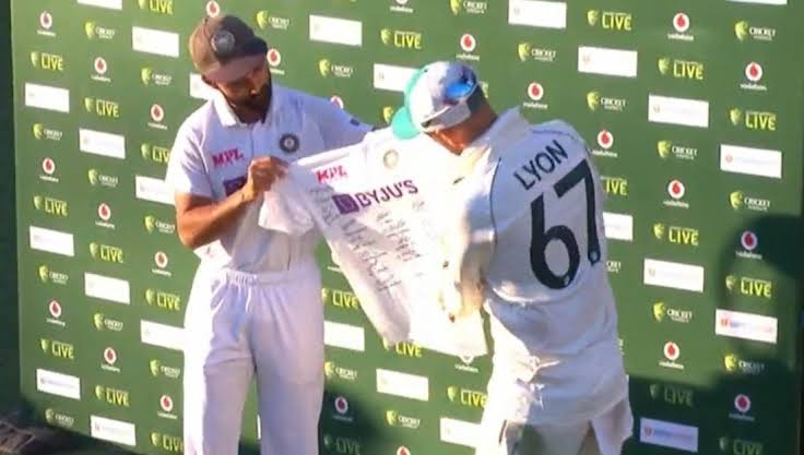 Tanmoycv01's tweet photo. @BCCI @cheteshwar1 @patcummins30 In The Gabba Test , Team India led by Ajinkya gave a signed Test jersey to Nathan Lyon who was playing his 100th Test https://t.co/u2cvzEh2rt