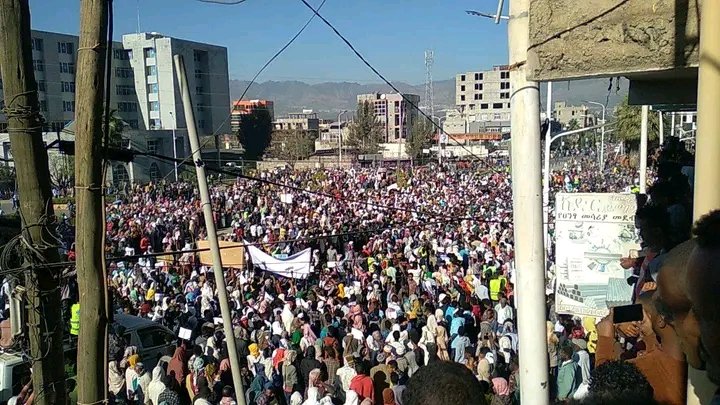 nehju_sufy's tweet photo. Thousands of Sunni Sufis, Ethiopian Muslims Demonstrating today  in Kombolcha, Wollo of Amhara region demanding the Majlis to return to the original owners (Sunnis Sufis) stating few handful Wahabis can not and should not control the Majlis, schools and the Masajid. https://t.co/LikyRBDiC0