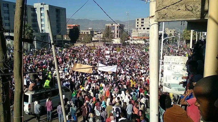 nehju_sufy's tweet photo. Thousands of Sunni Sufis, Ethiopian Muslims Demonstrating today  in Kombolcha, Wollo of Amhara region demanding the Majlis to return to the original owners (Sunnis Sufis) stating few handful Wahabis can not and should not control the Majlis, schools and the Masajid. https://t.co/LikyRBDiC0