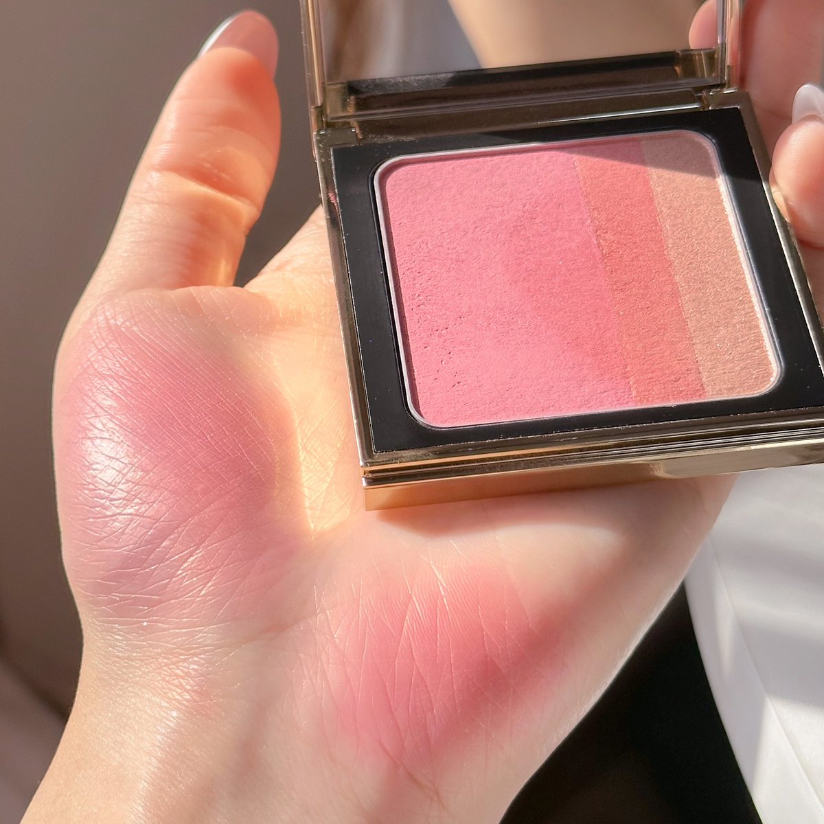 Hamkdy_'s tweet photo. bobbi brown brightening blush✨ (2,400THB) สวยมากกกกกกก ปัดแล้วผิวสวยคูณร้อย หน้าสว่างเหมือนเปิดไฟส่อง เนื้อบลัชดี สีชัด ชิมเมอร์ละเอียดยิบ แบบละเอียดจริงๆค่ะ🥹 เอาจริงมั้ย ถ้าจะต้องซื้อบลัชราคาสูงที่ปัดออกมาแล้วดูแพง ก็ต้องตลับนี้อะ สมราคา https://t.co/DcEIDMrbRh