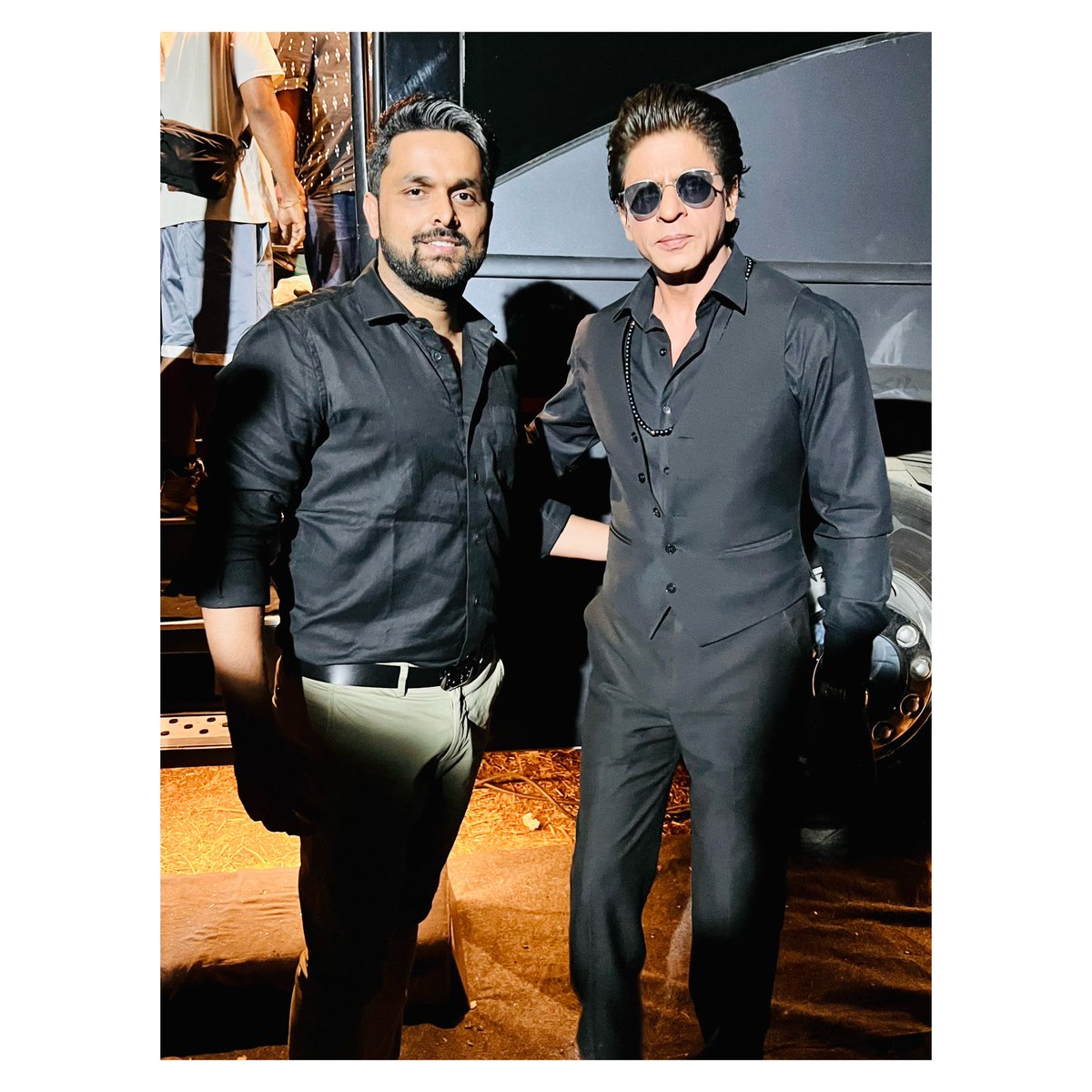 As once a legend said, jo kuch nahi karte, vo kamaal karte hain ✌🏻 With one and only, the #kingkhan Shah Rukh Khan @iamsrk @iamsrk #king #khan #badshah #shahrukhkhan #alhamdulillah #srk #srkian #srkfanclub #srkfan #srklovers #ayyubqureshi