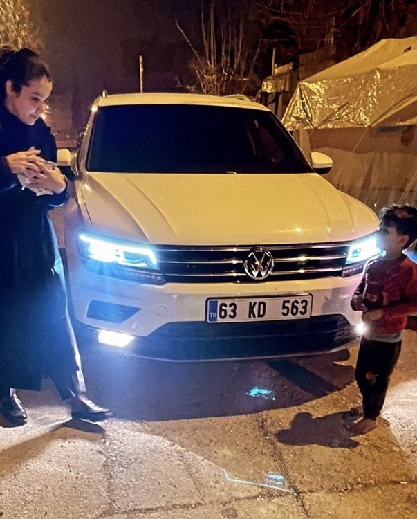 AKP Kadın Kolları MKYK üyesi Kübra Dörtkardeş, depremden 13 gün sonra lüks aracıyla gittiği çadır kentte ayakları çıplak ve montsuz bir çocuğa, meyve suyu ve top kek verdiği fotoğrafını "Devlet nerde diye soran olursa..." yazıp paylaştı.

Gelen tepkiler sonrası tweet kaldırıldı.