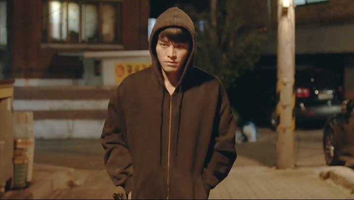 typud's tweet photo. Seems like someoneㅡJi Donghuiㅡhad followed Lee Huijae from buying the cat foods at minimarket & giving it in front of a granny's house #CrashCourseInRomanceEp3. Was Lee Huijae also a witness of a case of a female student who stalked Choi Chiyeol #CrashCourseinRomanceEp2? https://t.co/FK7GwSy3uB