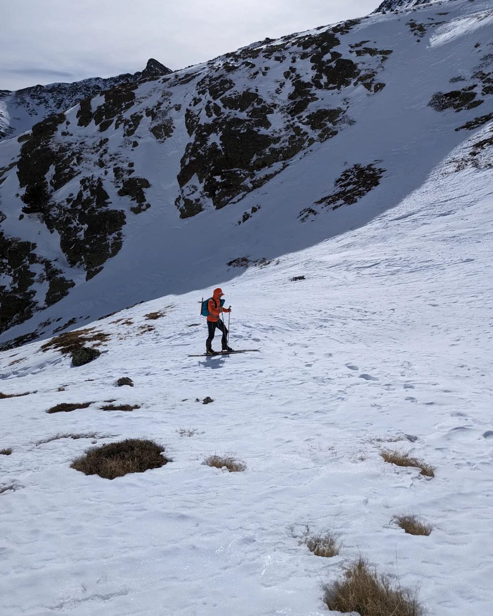 DIA DE SKIMO Disfrutando de un bonito día de 🌞🌞🌞por las montañas Andorranas. Mucho calor y no mucha nieve en la subida al Pic la Serrera (2.914m). ⛷️⛷️⛷️ SKIMO DAY Enjoying a beautiful day of 🌞 in the Andorran mountains 🙌 @thenorthface @LaSportivaSpain