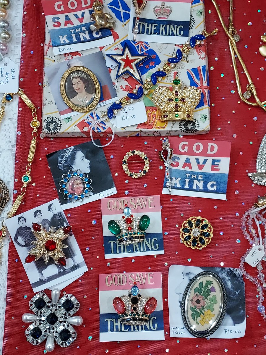 (Lyn) Brooches for the Coronation at Cirencester Corn Hall today - free entry and free parking #rubysvintagetreasures #rubyandhertreasures #Coronation #Cirencester #CornhallCirencester #vintagefair #vintagebrooches #artisanfair #rubysvintage