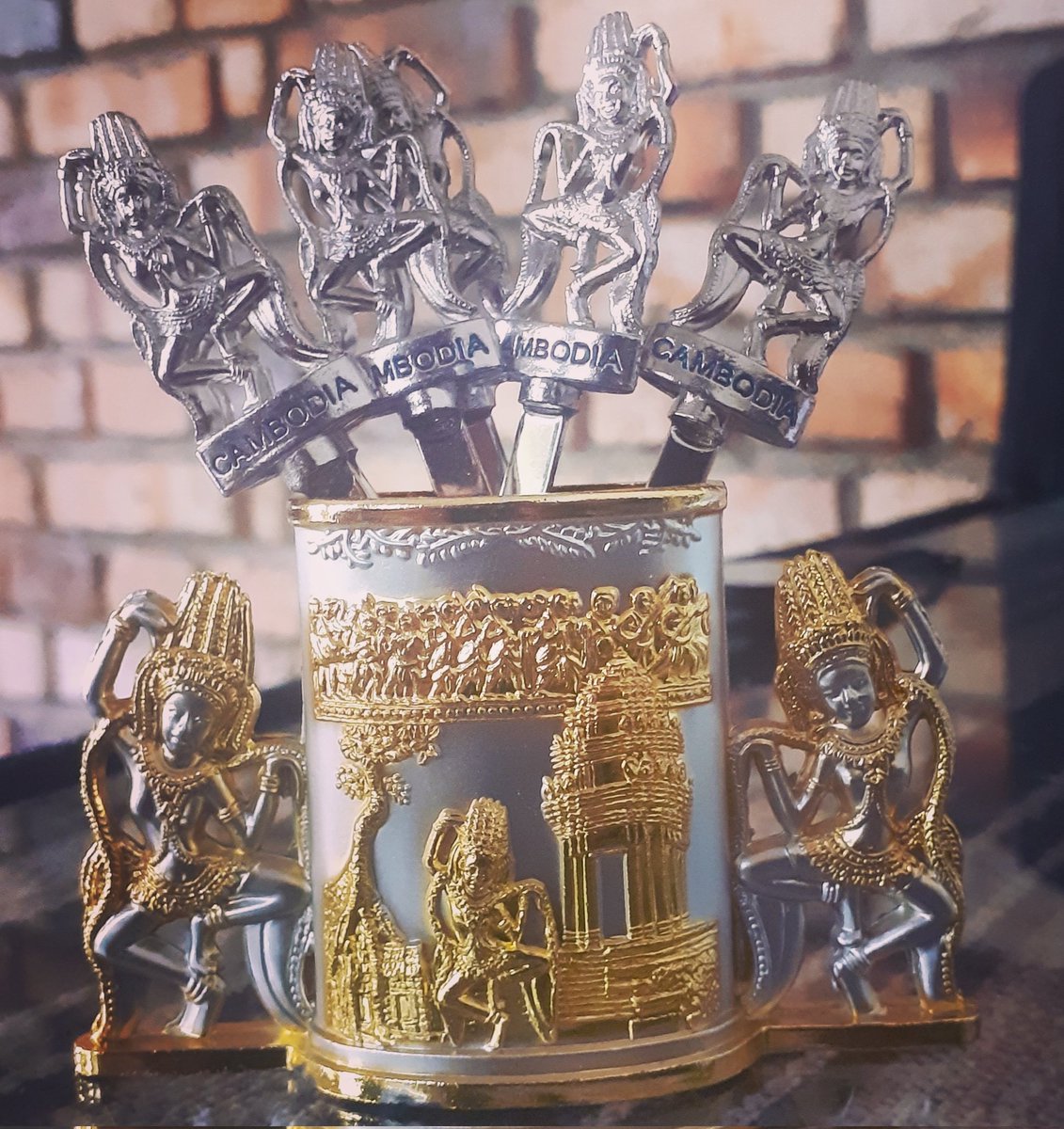 vathees's tweet photo. Cambodian Suvaniors!
#suvanior #cambodia #travel #siemreap #instatravel #instavisit #angkorwat https://t.co/6HkPudGTll