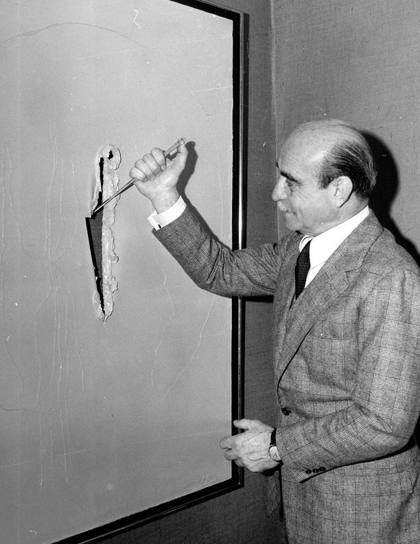 PlowdenAndSmith's tweet image. Happy Birthday #LucioFontana (1899-1968) The Argentine-Italian painter, sculptor &amp;amp; theorist is mostly known as the founder of #Spatialism, the aim of which is to synthesise colour, sound, space, movement &amp;amp; time into a new type of art - and for slashed canvases!
#Fontana