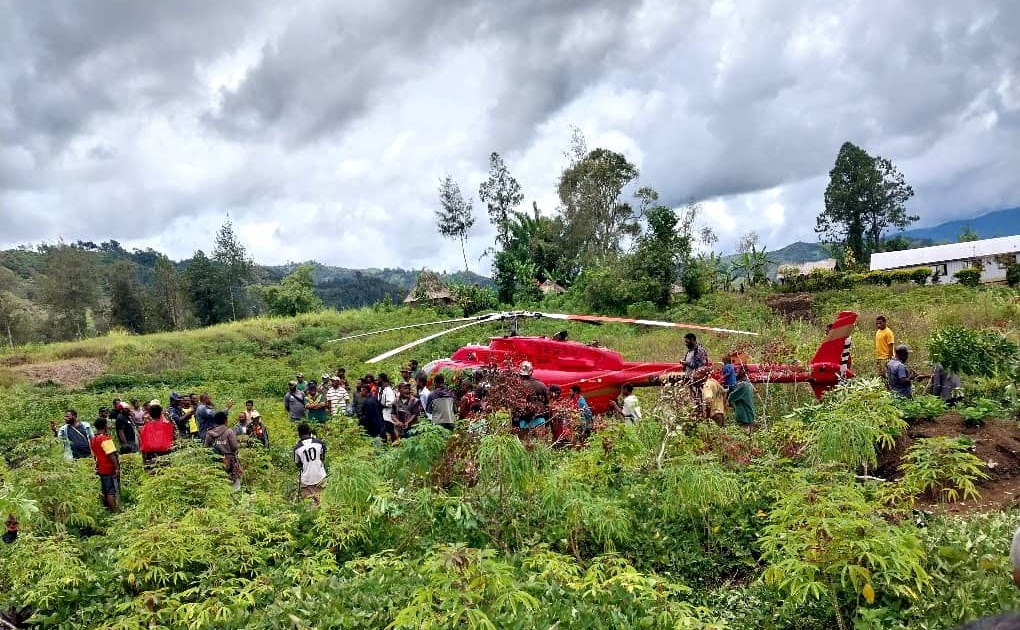 Helicopter crash lands in PNG's Enga Province https://t.co/kpcUIwzH2i https://t.co/ztmsUnY8hI