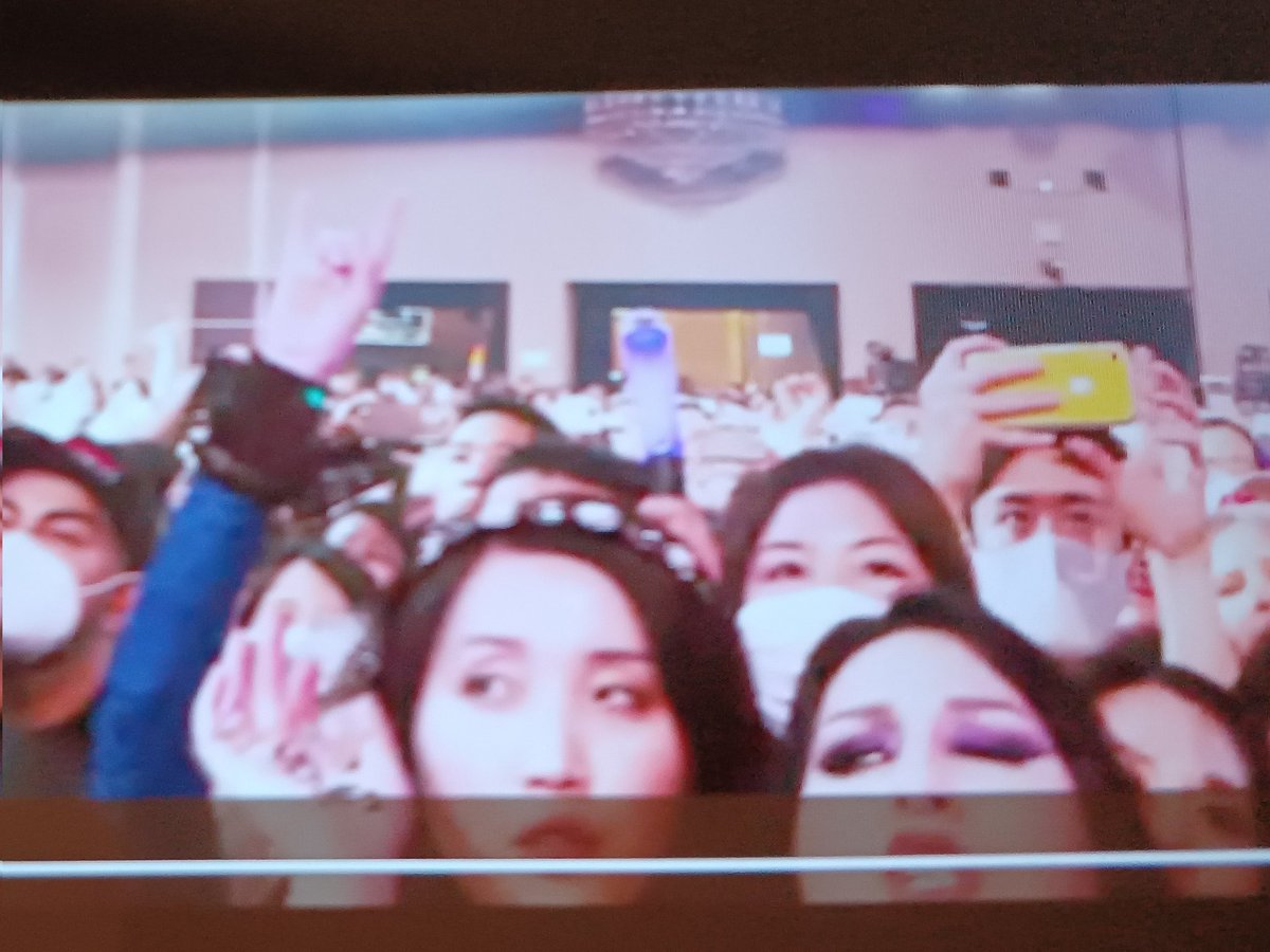 KEIKODUNLOP1's tweet photo. @HydeOfficial_ @YoshikiOfficial @SUGIZOofficial @MIYAVI_OFFICIAL @LAST_ROCKSTARS MV LA mix?💗
#LAShowHighlights ですね。
素敵😊LAの太陽とこのシャープな感じとLAのHOT なファンAUDIENCESの様子がリアルで、YOSHIKIさんのドスドスが響いてMIYAVIさんとSUGIZOさんの🎸HYDEさんのVOICEにうっとり😊
I'll make you flyって、此処だけの話(I can fly inside dream😂slowly 30m high) https://t.co/ZPpAkkL89E