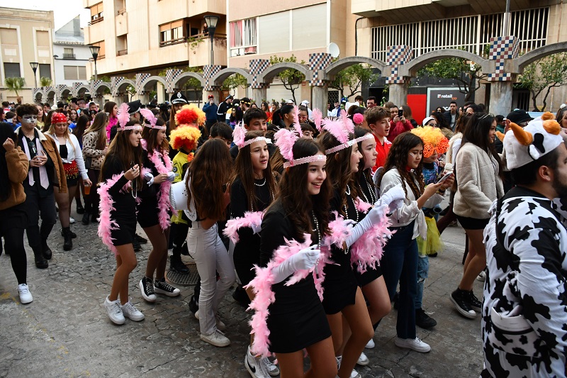 revistapoble's tweet photo. El Carnestoltes plena de color els carrers de #Vila_real.

https://t.co/D4TwX6GD2i https://t.co/wmDUIFr5pW
