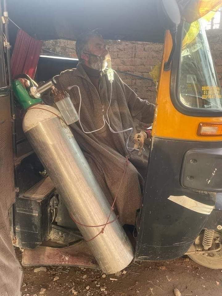 AmirRashidWani's tweet photo. This hardworking Auto driver  carries domiciliary Oxygen cylinder in his auto &amp; puts on his oxygen mask when short of breath. He earns his livelihood with dignity. We shall always be there for the people like him. Respect 🫡 https://t.co/2JDMDugMwy