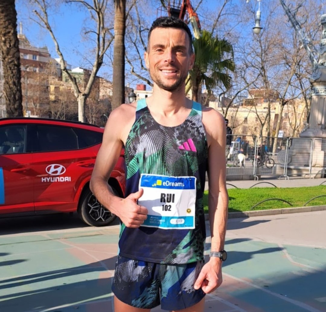 GeracoesSusp's tweet photo. Parabéns @Pinto17Rui 🦁💪

O Rui Pinto terminou a meia maratona de Barcelona com 1h02m16s, novo recorde pessoal(-40s) e um excelente indicador para a Maratona de Abril com o objectivo de chegar a Budapeste.

#AtletismoSCP https://t.co/2CuIcyud9v