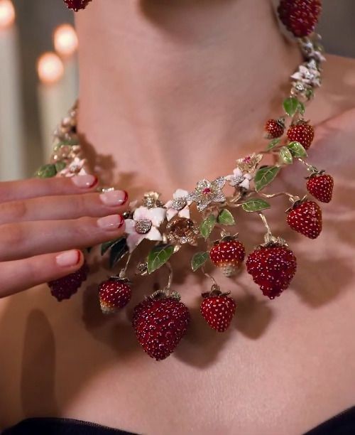 Found the perfect jewellery for when i go to that strawberry festival in France that i cant stop talking about🍓.

See I was born on midsummer's eve in 84, my mother craved only strawberries the last 2 weeks of her pregnancy. Im a strawberry monster!
#ILOVESTRAWBERRIES