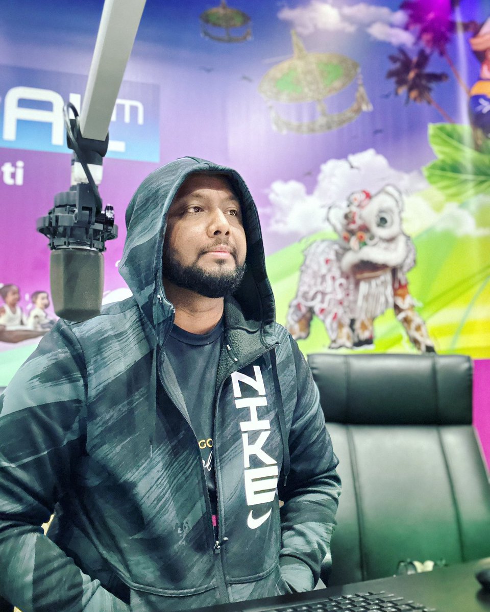 Aliff_thechamp's tweet photo. Hollaa gaiss..Aliff fly dihujung minggu dari jam 612am..nak minta lagu pun boleh..tune in Nasionalfm sekarang π #WalkWithAliff #FightAliffFight #LetMeIn #TheChampIsHere #NeverGiveUp #BelieveThat #RadioAnnouncer #Producer π€ππ€ https://t.co/LLoXAEcH2F