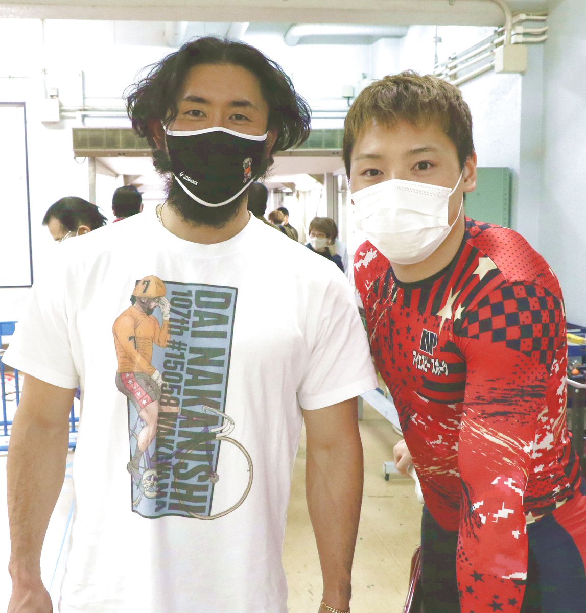 久留米での #熊本競輪 主催ＦⅠは１９日が２日目。Ｓ級準決１１Ｒ、 #中西大（左）選手は、#山口富生 選手に差されて２着。「タイムも悪いし練習不足」。決勝は１２日に６１歳で急逝した父への感謝を込めて、故郷の空の下でＶだ！　先導役は同県の #南潤 選手（右）。#西スポ #西スポレース部 #競輪