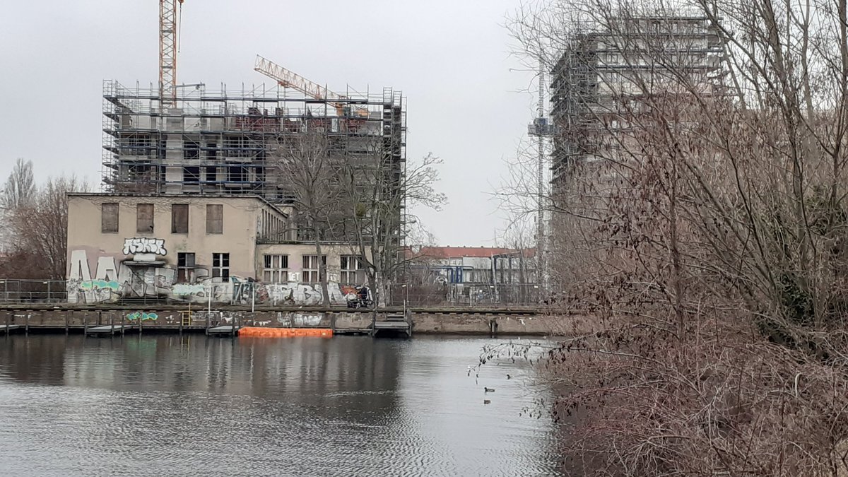Im Jan. 2023 wurde in der Maselake, der Oberhavel in Spandau, auf Höhe der Neubauten in der Wasserstadt, ein Boot versenkt. Dadurch ist Öl ausgelaufen. Die orangefarbigen Sperrwände sollen die Ausbreitung verhindern. Doch wer kümmert sich um die Beseitigung des ausgelaufenen Öls?
