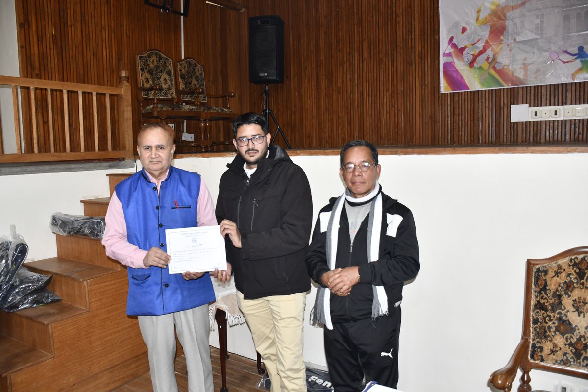 निदेशक प्रोफेसर नागेश्वर राव की अध्यक्षता में आज पूल थियेटर में हिन्दी पखवाड़े के दौरान आयोजित विभिन्न राजभाषा प्रतियोगिताओं के विजेताओं को भी प्रशस्ति पत्र देकर सम्मानित किया गया।