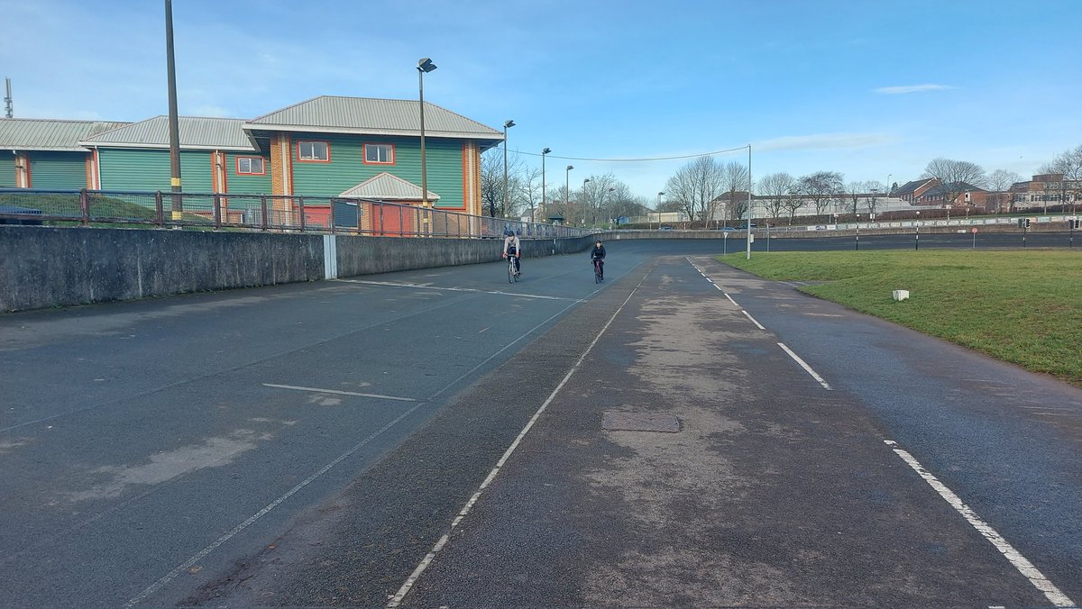 The sun made a rare appearance for <a href="/CardiffTri/">Cardiff Triathletes</a> at Maindy track this morning 🌞