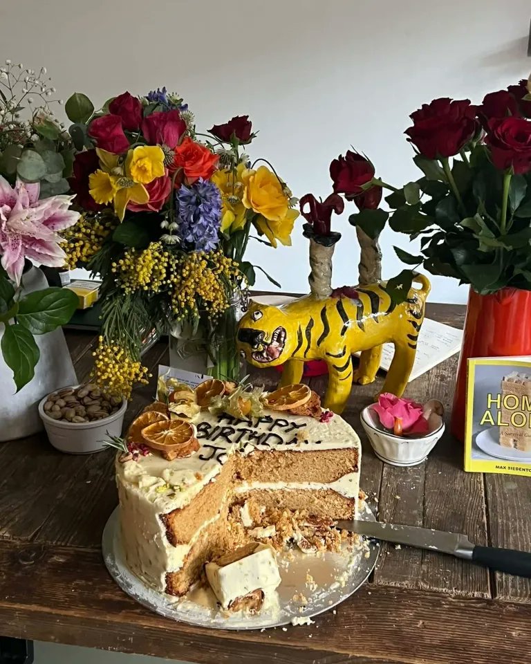 LuminaryBakery's tweet image. A Luminary Cake in the wild. 😍

Happy birthday &amp;amp; thanks for the pic @joyaberrow. 

#luminarybakery #luminarycake