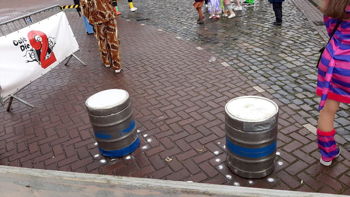 fustenrollen's tweet photo. De fusten staan te wachten op de deelnemers. 12 teams inmiddels aangemeld. Gaat spannend worden. #Carnaval #fijnfisjenie #metworst https://t.co/AOUBqos1YW