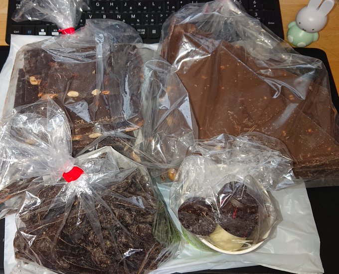 田舎名物工場直販イベントでチョコを2㎏買うてきた梱包がラフすぎて美味しそうに見えないけどw、デパ地下にも出してるメーカーさんのだから美味しいのだ 