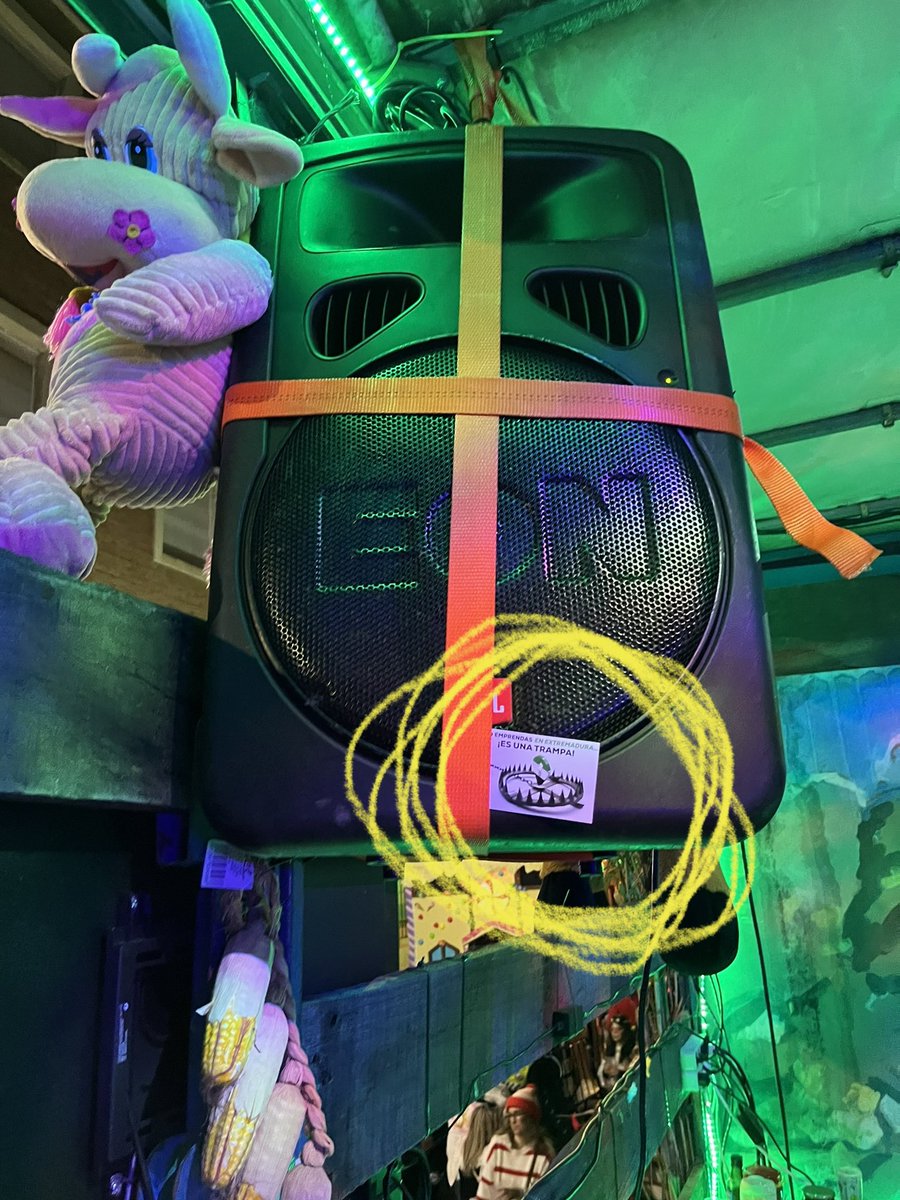 VIVAN LOS CARNAVALES!Ayer repartimos cientos de tarjetas entre los carnavaleros de Badajoz con nuestra reivindicación para que se respete la iniciativa privada y no sólo contamos con su apoyo sino que nos ayudaron a difundir nuestro mensaje. 💪🏼🤣🤣<a href="/GFVara/">Guillermo Fdez Vara</a> <a href="/espasan/">Rafa España 🇪🇸 🌹</a> <a href="/EstherGMoran/">Esther Gutiérrez</a>