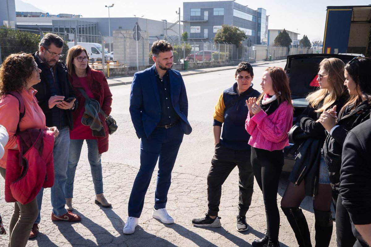 gabrielrufian's tweet photo. Con los trabajadores y las trabajadoras en lucha de Amazon Martorelles.

Denuncian el traslado abusivo que les imponen, condiciones de trabajo insalubres en plena pandemia y un trato vejatorio por parte de la dirección.

Les intentaremos dar voz hasta que les escuchen. https://t.co/fXOVQfxl8P