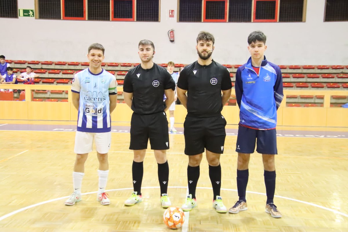 Moprisala_2's tweet photo. 🏆 Juvenil Div Honor
📆 Jorn. 20
San José Cáceres 4-7 MOPRISALA Olías
⚽⚽⚽⚽ Alberto
⚽⚽ Alonso
⚽ Óscar
Importante triunfo de los de @ANTONIOTORRE35 en Cáceres antes de afrontar la decisiva cita ante Móstoles en casa el próximo Sábado 💪🏼 https://t.co/0fxd5DGemR