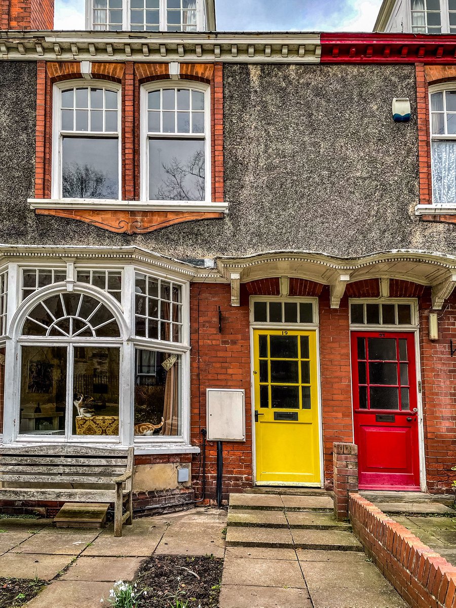 lanmijo's tweet photo. Red Door, Yellow Door
#grimArt #architecture #streetphotography #LifeInANorthernTown #CatsInTheWindow #Yorkshire #SelbyAbbey @GrimArtGroup https://t.co/Ga0UF6uKwW