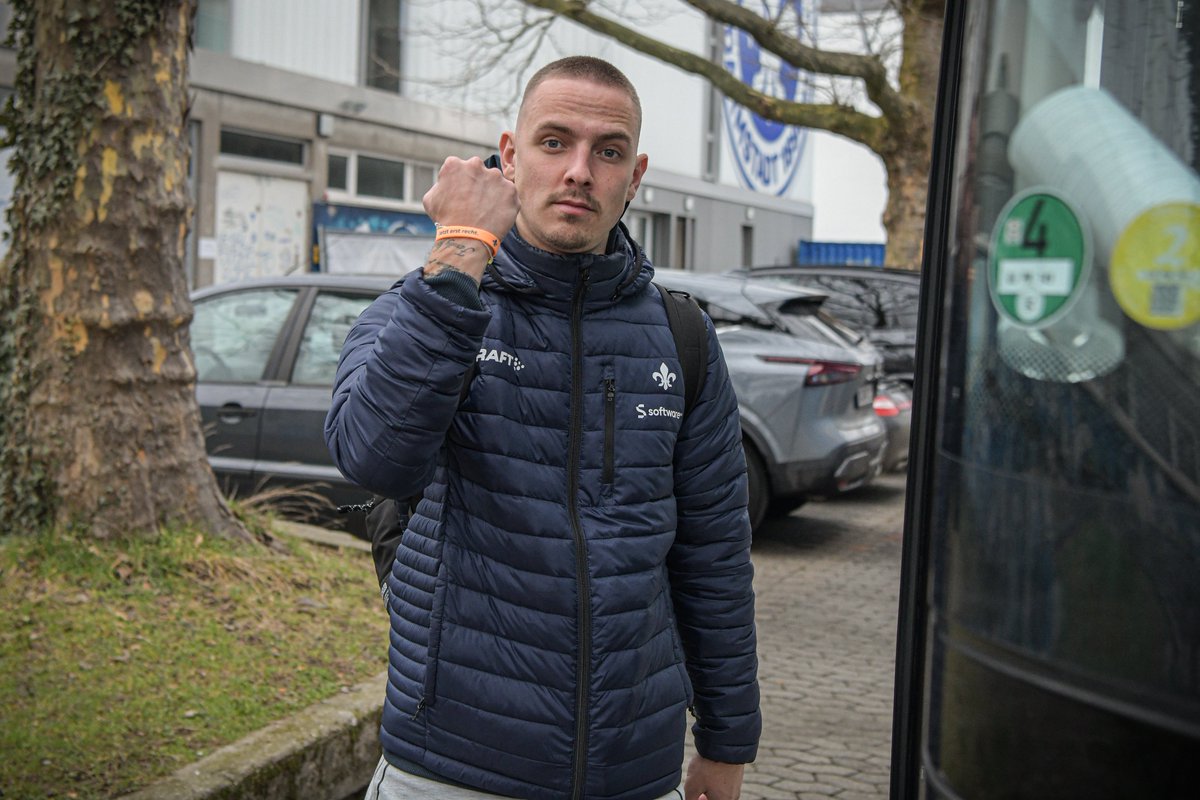 sv98's tweet photo. Lieber Johnny,
wir hoffen, dir gefällt, was du siehst, wenn du von oben auf deine #Lilien herabblickst 💙 Dein Bändchen und dein Motto haben uns auch in Rostock begleitet und heute denken wir speziell an dich. 

Jonathan Heimes wäre heute 33 Jahre alt geworden ⚜ #sv98 https://t.co/X5pscwi20j