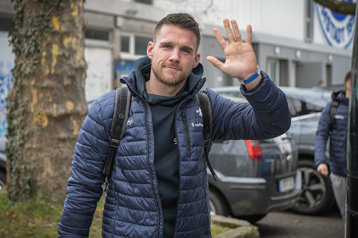 Lieber Johnny,
wir hoffen, dir gefällt, was du siehst, wenn du von oben auf deine #Lilien herabblickst 💙 Dein Bändchen und dein Motto haben uns auch in Rostock begleitet und heute denken wir speziell an dich. 

Jonathan Heimes wäre heute 33 Jahre alt geworden ⚜ #sv98