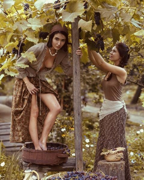 Şarabı, kadını, şiiri ve müziği sevmeyen herkes ahmaktır.