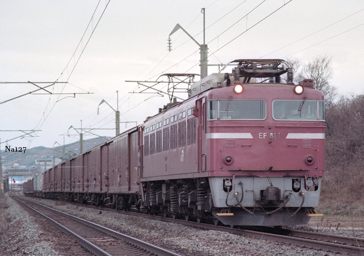 Na127diner's tweet photo. 30年前の今頃です。

日本海縦貫線で活躍をしていたEF81トップナンバーです。

1993/3/10　羽越本線
EF811[富山]+ワキ5000×8・コキ https://t.co/zRt4Z3q5mV