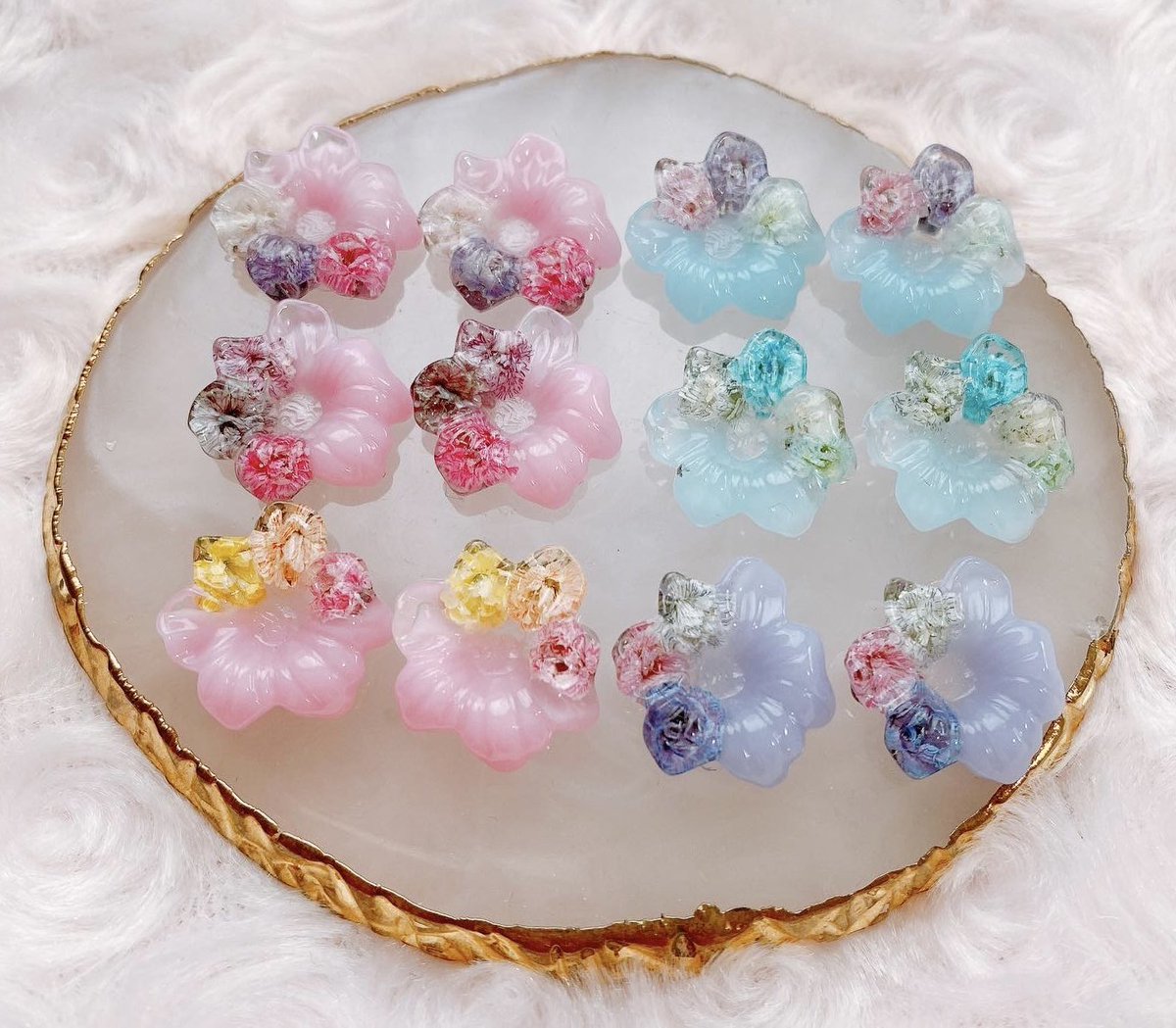 yuzuta_34's tweet photo. お花のお花の新色✨️
かすみ草の位置や、色で同じ背景色使ってもイメージがガラッと変わる(૭ ᐕ)૭
色々出来そうです💓

 #レジン
 #レジン初心者ですけど繋がりたい
 #ハンドメイドピアス
 #ハンドメイド好きさんと繋がりたい
 #ハンドメイド
 #ゆずぅた
 #かすみ草 https://t.co/ssoO1Etkej