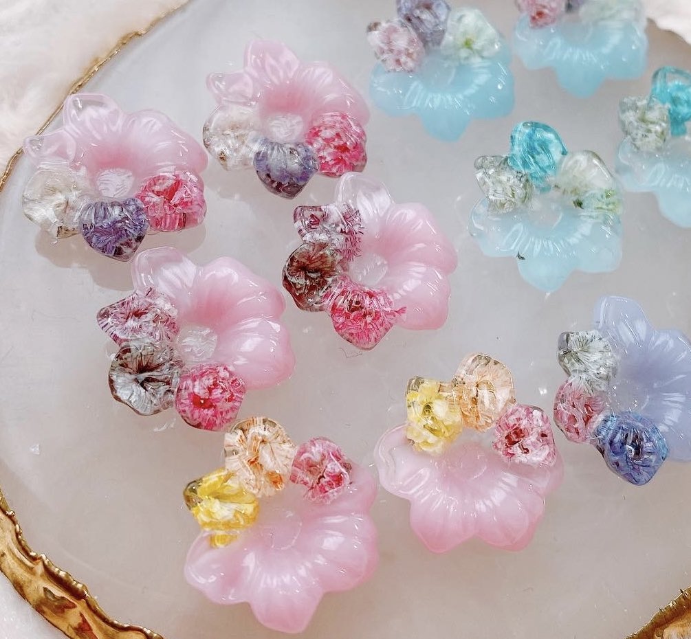 yuzuta_34's tweet photo. お花のお花の新色✨️
かすみ草の位置や、色で同じ背景色使ってもイメージがガラッと変わる(૭ ᐕ)૭
色々出来そうです💓

 #レジン
 #レジン初心者ですけど繋がりたい
 #ハンドメイドピアス
 #ハンドメイド好きさんと繋がりたい
 #ハンドメイド
 #ゆずぅた
 #かすみ草 https://t.co/ssoO1Etkej