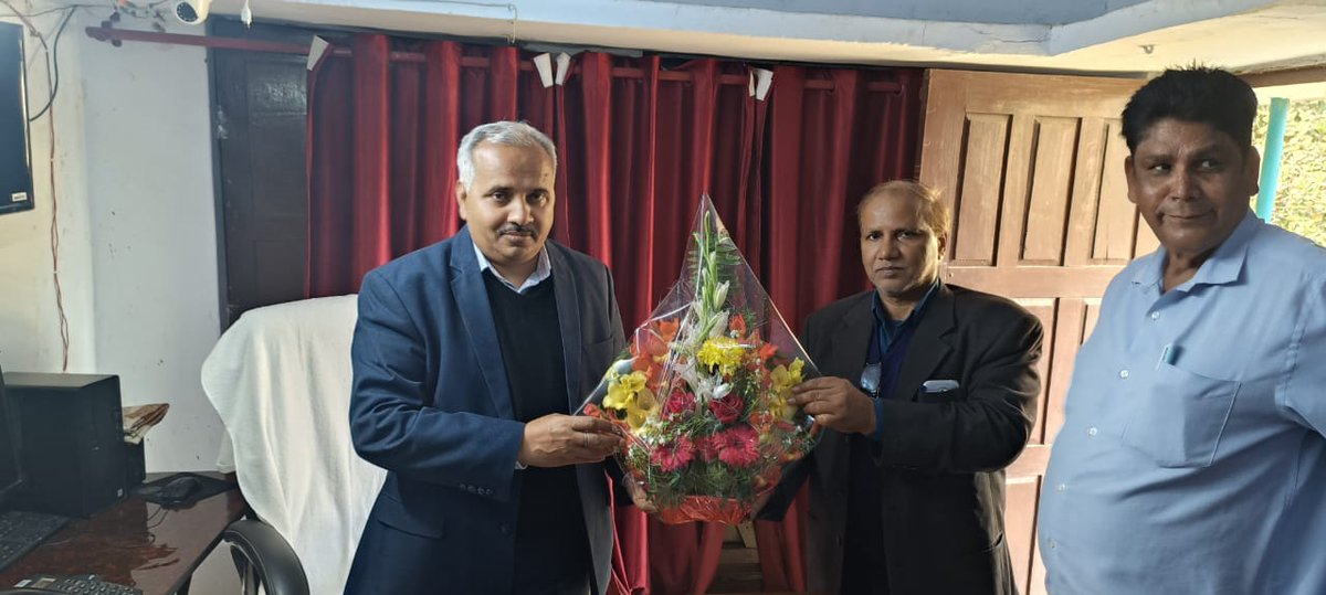 OPSINGHDycc's tweet photo. Gonda .सभी का स्नेह प्राप्त हुआ। मै कृतज्ञ हू और अभिभूत हू ।गोडा के कृषक गण महिला समूह ने प्रदेश स्तर पर पुरस्कार प्राप्त किया। म���रे गोंडा कार्य काल के गौरवमयी यात्रा के आयाम सदैव यादगार रहेगे। https://t.co/Yu1JwP7t3x