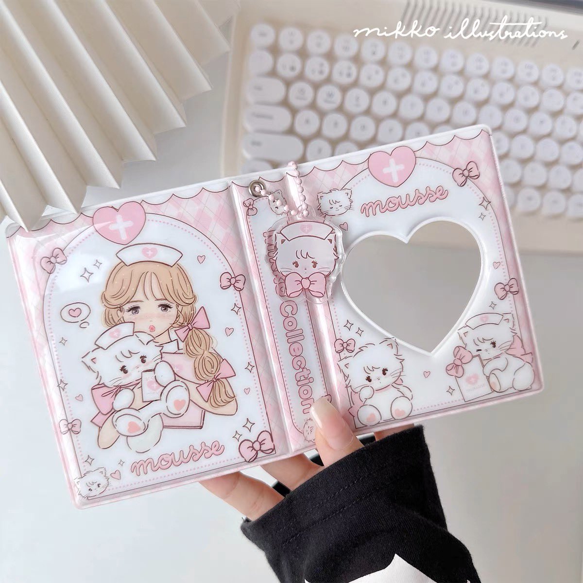tiantianshop's tweet photo. ꒰ #prewithtian ꒱

🫧แฟ้มเก็บการ์ดลาย mikko (2) - แถมพวงกุญแจ

290 บาท (มัดจำ 150)

🚚ส่ง 40/60 - สั่งกี่รายการก็ค่าส่งเท่านี้น้า
🥯นัดรับ BTS สยาม/ราชเทวี/บางหว้า, MBK

#เฟรมการ์ด #ตลาดนัดเฟรมการ์ด #แฟ้มการ์ด #แฟ้มเก็บการ์ด #collectbook #พรีออเดอร์จีน #พรีออเดอร์ https://t.co/fYDHpAkBc1