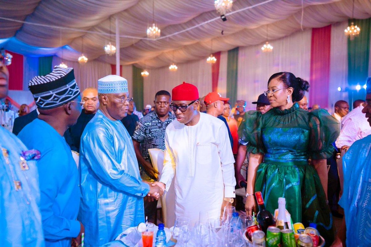 Okowalition2023's tweet photo. Let's go back to that golden moment when former President Goodluck Jonathan declared Dr. Ifeanyi Authur Okowa as "our incoming Vice President".
Come Saturday, #VotePDP #TheSafeChoice cos Nigeria is #BetterWithPDP.
Join us to #RecoverNigeria with #AtikuOkowa2023. #Okowalition https://t.co/FReeq8sIwy