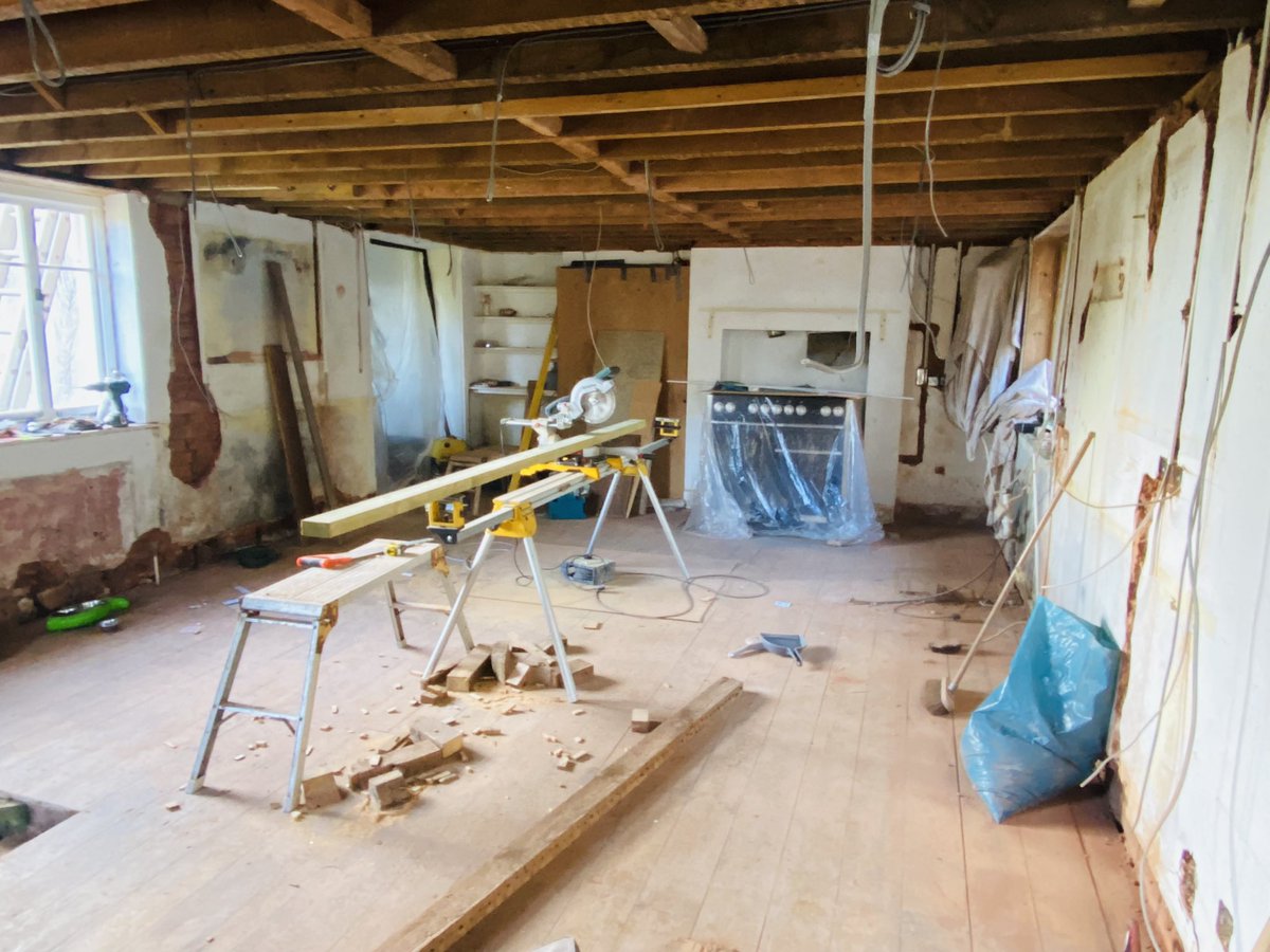 Anfieldexile's tweet photo. Improvised camp kitchen in the hallway as the old one is stripped out 😂 #dust #muck #rubble #builderstea https://t.co/s1bSHRVIQP